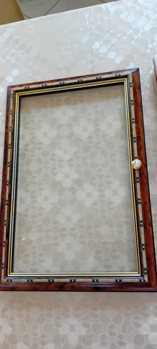 Vetrinetta in radica con ripiani in vetro