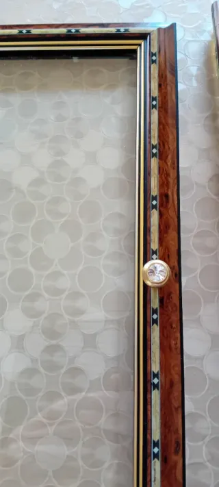 Vetrinetta in radica con ripiani in vetro