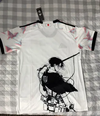 Camiseta Japón x Attack on Titan Levi