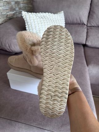 Botas de pelito beige detalle botón
