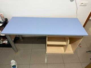 Mesa de escritorio con estanterías