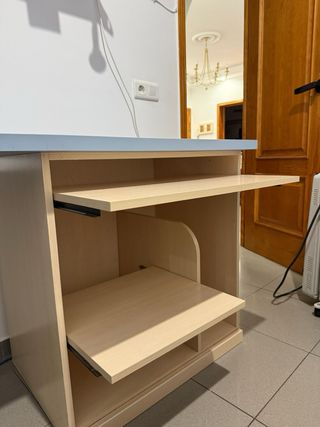 Mesa de escritorio con estanterías