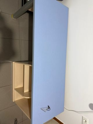 Mesa de escritorio con estanterías