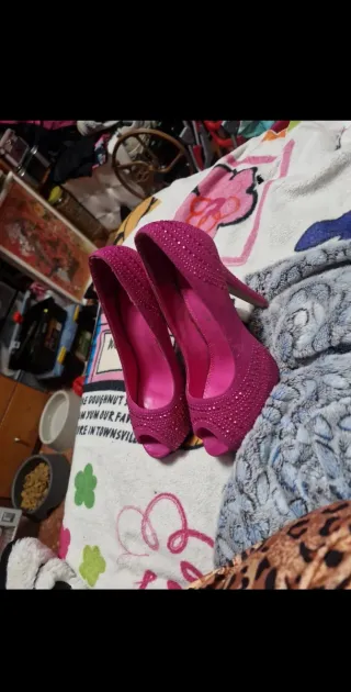 Zapatos de tacón rosa con pedrería