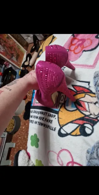 Zapatos de tacón rosa con pedrería