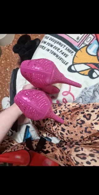 Zapatos de tacón rosa con pedrería