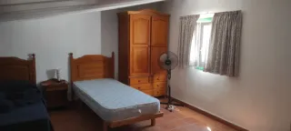 Cama de madera con colchón