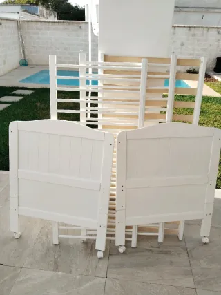 Cuna de madera blanca con ruedas