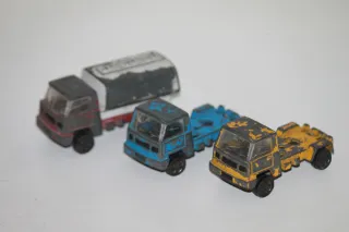 3 antiguos camiones miniatura
