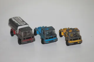 3 antiguos camiones miniatura