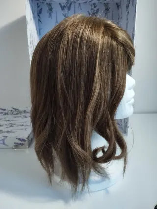 Prótesis capilar parcial mujer chica castaño claro