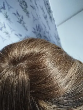 Prótesis capilar parcial mujer chica castaño claro