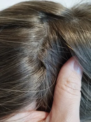 Prótesis capilar parcial mujer chica castaño claro