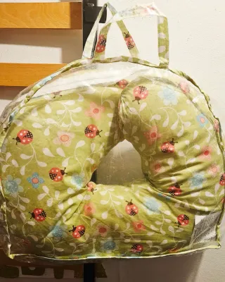 Cojín de lactancia con funda de ladybugs