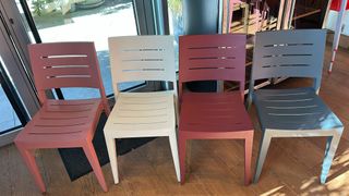 Mesa y bancos de madera y metal