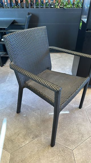 Mesa y bancos de madera y metal