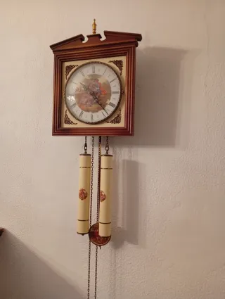 Reloj de pared antiguo de madera