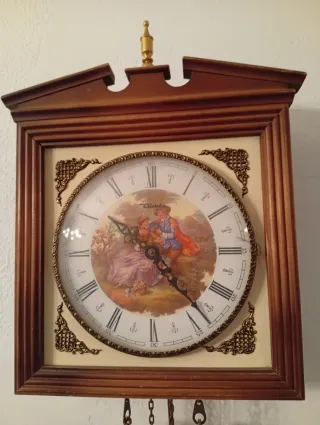 Reloj de pared antiguo de madera