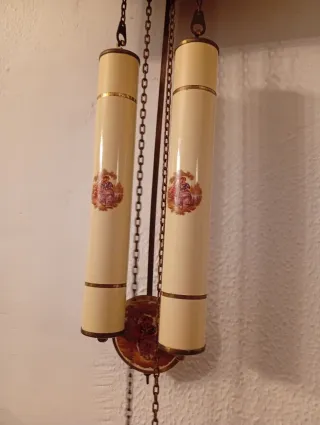 Reloj de pared antiguo de madera