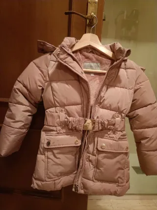 Plumífero niña capucha desmontable y con cinturón