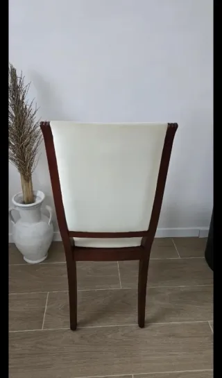 Mesa ovalada de madera