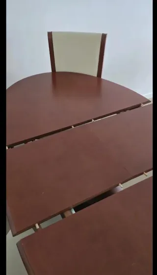 Mesa ovalada de madera