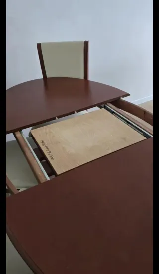 Mesa ovalada de madera