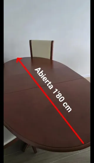 Mesa ovalada de madera