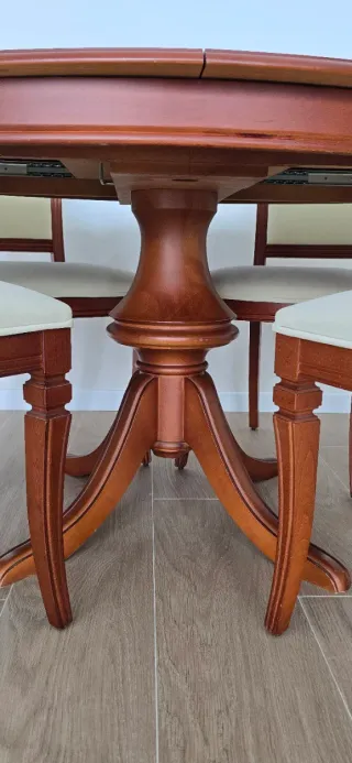 Mesa ovalada de madera