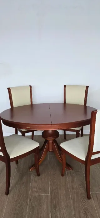 Mesa ovalada de madera