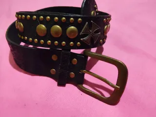 Cinturón negro con tachuelas doradas