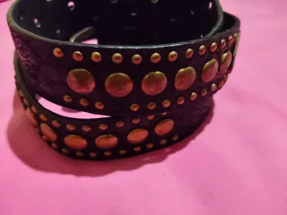 Cinturón negro con tachuelas doradas