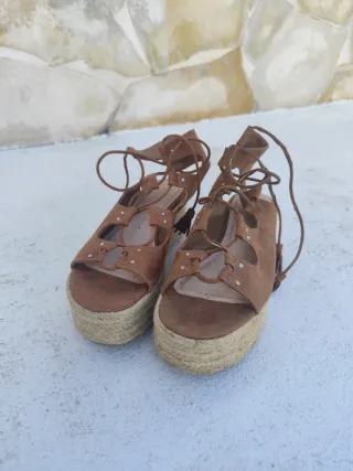 Sandalias serraje marrón con cuña