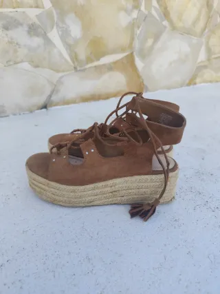 Sandalias serraje marrón con cuña