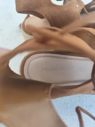 Sandalias serraje marrón con cuña