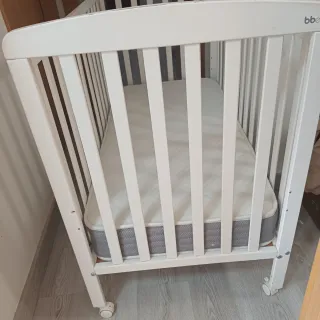 Culla bianca per neonato