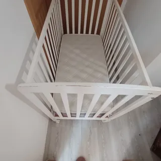 Culla bianca per neonato