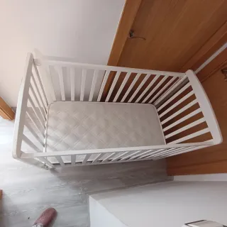 Culla bianca per neonato