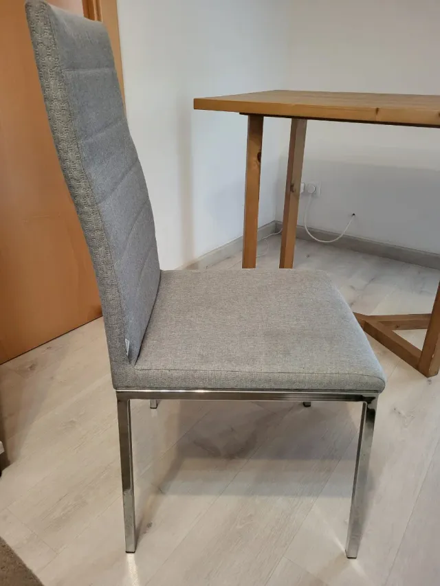 Mesa de madera con 1 silla de regalo.