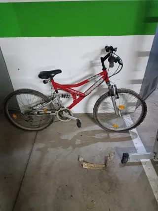 Bicicleta de montaña roja Explorer