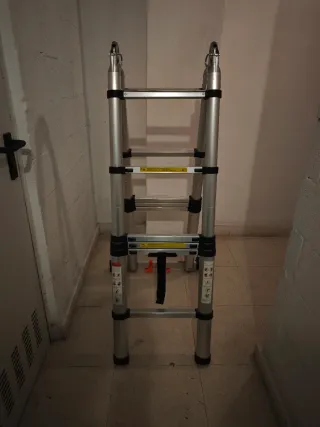 Escalera telescópica de metal