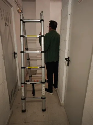 Escalera telescópica de metal