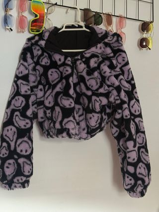 Chaqueta pelito smiley morada y negra