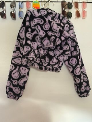 Chaqueta pelito smiley morada y negra