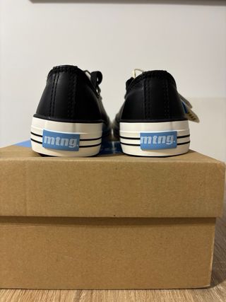 Zapatillas Mustang Negras y Blancas