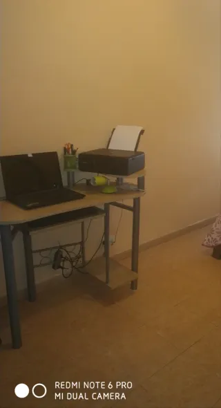 Escritorio madera, metal.