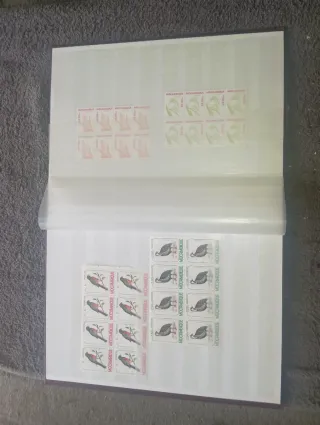 Archivador filatélico Prinz + sellos moçambique