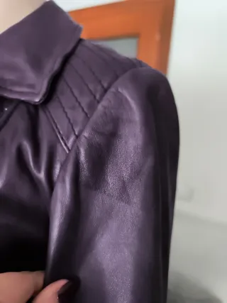 Chaqueta biker de cuero morada para mujer