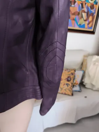 Chaqueta biker de cuero morada para mujer