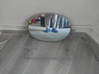 Espejo y estantería antiguos